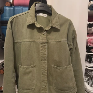 Zaras kappa  - Säljer min Zara kappa i bra nyskick🩷