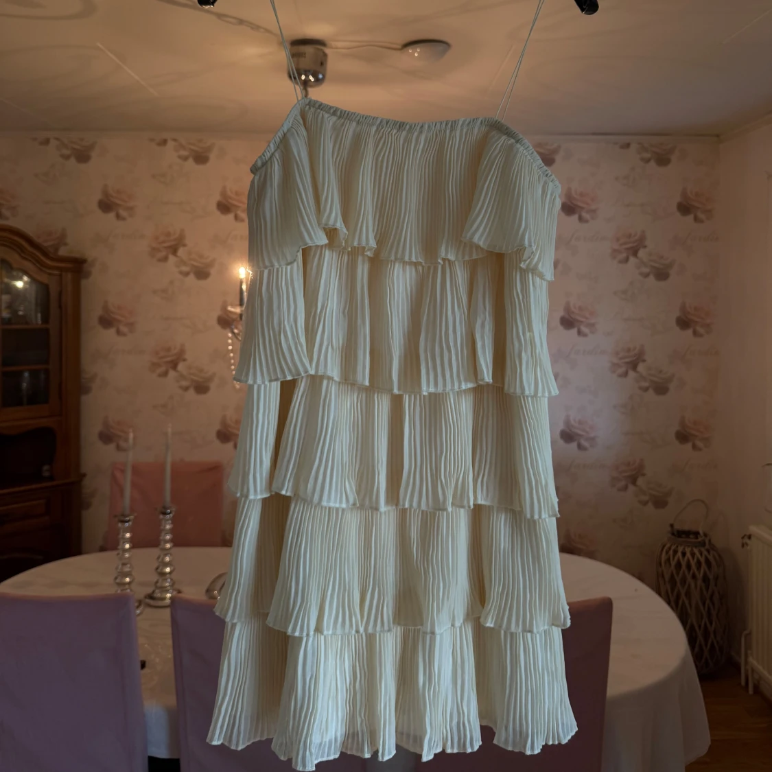 Två somriga klänningar med volanger