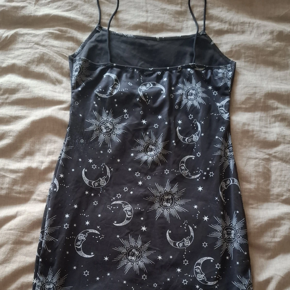 Svart kort klänning med sol- och måntryck - 1