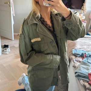 Militär jacka - Så snygg militär jacka från Zara