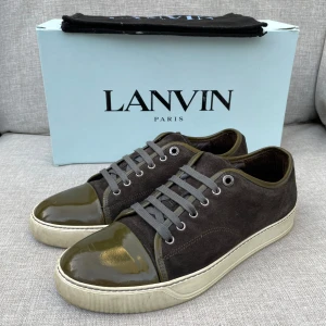 Lanvin skor  - Hej! Säljer nu dessa sjukt snygga lanvin skor. Skorna är i fint skick ! Har begränsat antal boxar och dustbag. Hör av dig vid frågor. 