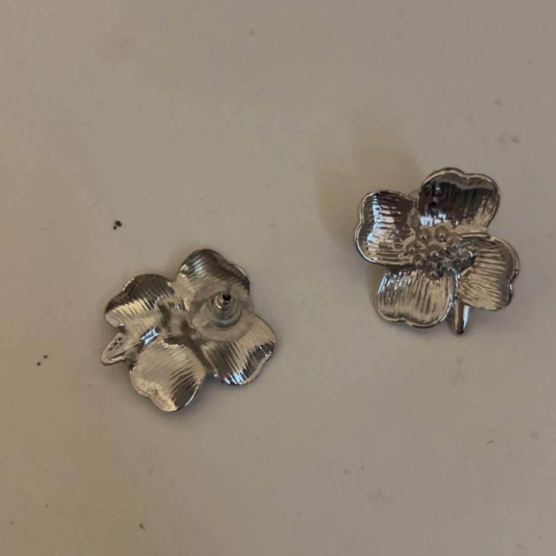 Silvriga blomformade örhängen - 1