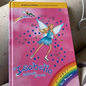 Isabella isdansälvan - Följ med på ett magiskt äventyr med Isabella isdansälvan och regnbågens sju dansälvor! Perfekt för dig som gillar lättlästa böcker, dans och spännande berättelser med älvor och vänskap.