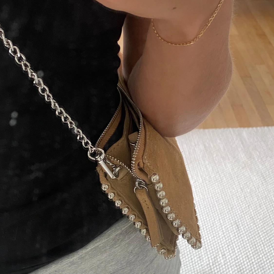 Beige axelväska i mocka från Zara