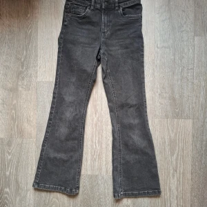 Svarta bootcut jeans - Svarta bootcut jeans⭐️ De är i storlek 152 men de är ändå rätt så små så jag skulle säga att de är i storlek 146.