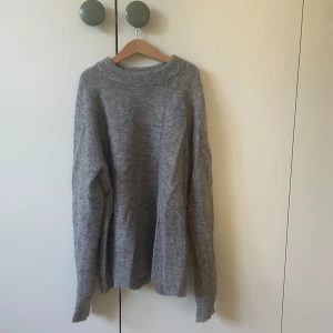Stickad tröja - Stickad mysig tröja från zara! Perfekt för hösten!! Aldrig använd!🧚‍♀️nypris 499