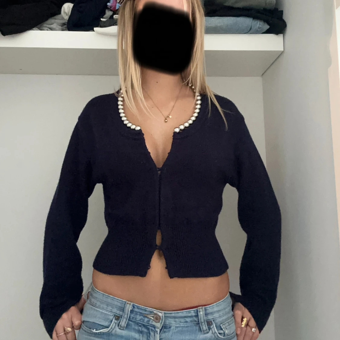 Mörkblå kofta med pärldetalj