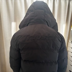 Jacka - Svart Trapstar jacka i strlk M, ser nyanvänd ut och inga skador. Säljer pga den inte blir använd längre. Vid snabbt köp kan priset diskuteras . 