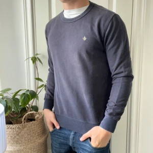 Morris sweatshirt mörkgrå - Morris sweatshirt mörkgrå M. Inga defekter! Modellen är 180,75 kg. Tröjan är däremot använd. 😊