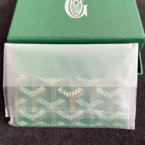 Grön plånbok  - Helt nytt, allt som ingår kan man se i bilden. Priset går att diskuteras. Fraktar inom 24 timmar.