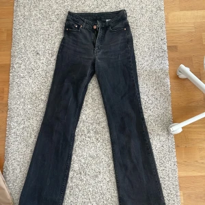 Bootcut svarta jeans från Cubus - Snygga svarta bootcut jeans från Cubus med hög midja och klassisk femficksdesign. Jeansen har dragkedja och knapp i kopparfärg, raka ben med lätt utsvängning och är gjorda i mjuk denim. Perfekta för dig som gillar en tidlös look med lite edge.