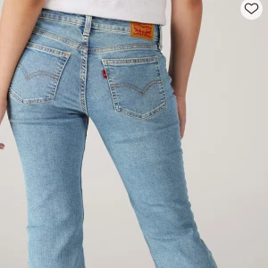 Levi's superlow bootcut jeans - Blå Levi's jeans i modellen superlow bootcut. De är helt oanvända så därav nyskick. W24 L32