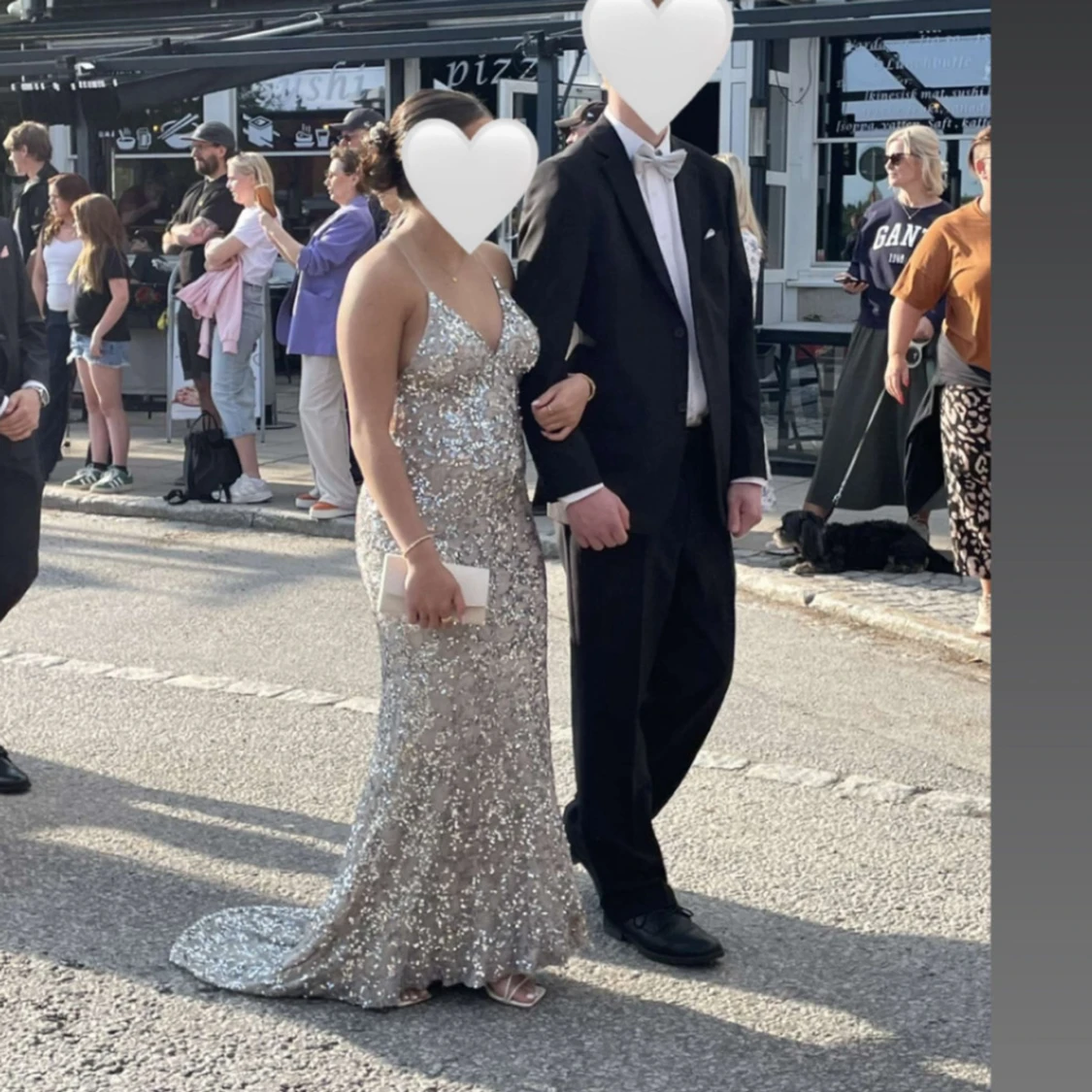 Glittrig silver balklänning med öppen rygg