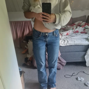 WEEKDAY ARROW  - Säljer då de är för små på mig.. Lite smutsiga/slitna längst ned men inget som syns. 