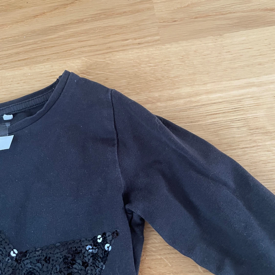 Svart långärmad tröja med paljettstjärna - 2