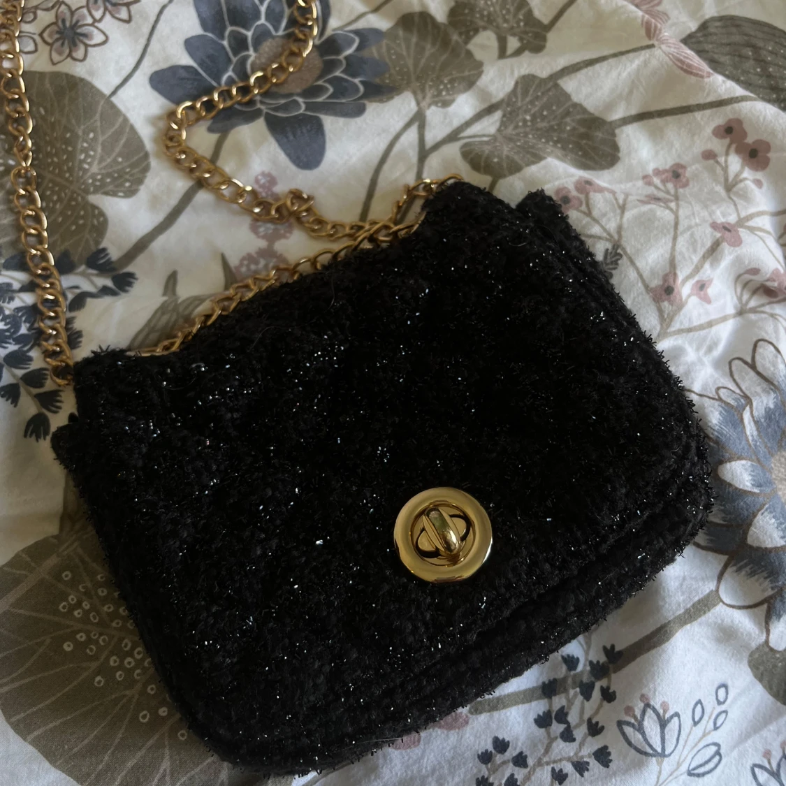 Svart axelväska med kedja och glitter - 1