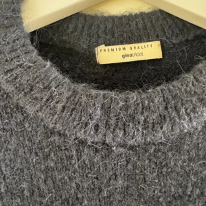 Mörkblå stickad tröja Gina Tricot - Mysig mörkblå stickad tröja från Gina Tricot med kortare ärmar och rund halsringning. Tröjans material är som på bilderna så den är inte nopprig eller så! Använd max 1-2 gånger! Skicka prisförslag!