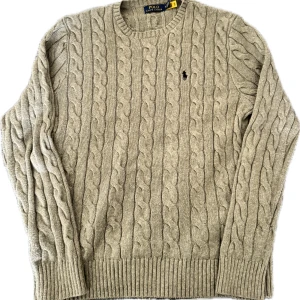 Beige kabelstickad tröja Polo Ralph Lauren - Inga fel & defekter, använd fåtal gånger, skann och kvitto finns, nypris: 2400kr, köpt på Zalando