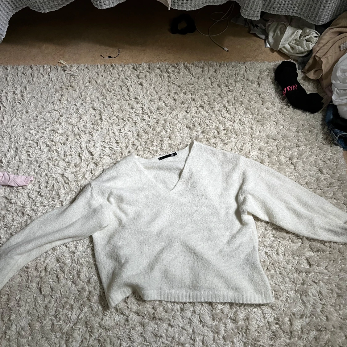 Vit v-ringad stickad tröja - 1