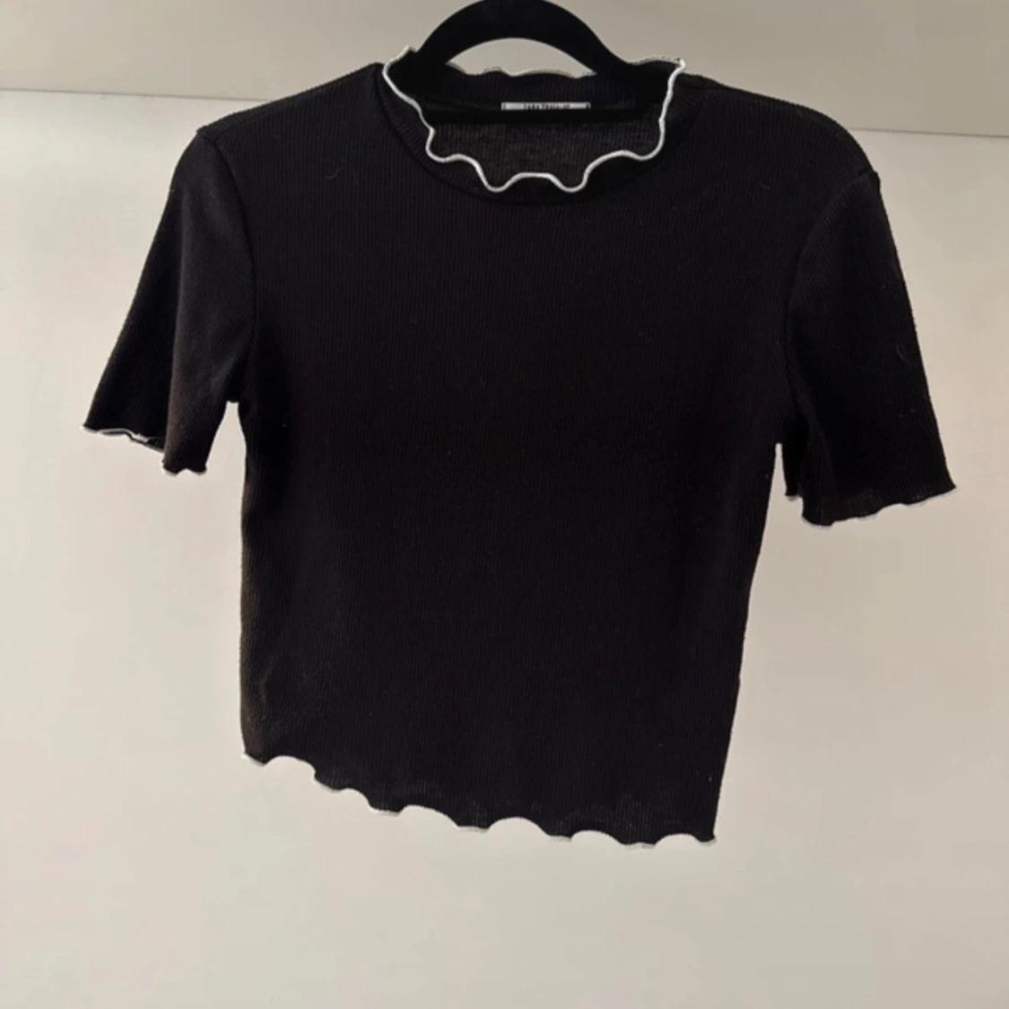 Svart ribbad topp med vita vågig kanter - 1