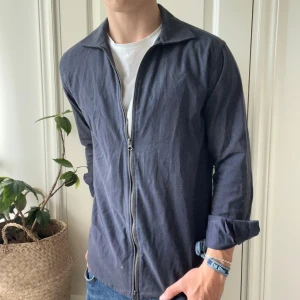 John Henric full zip skjort matierall M - John Henric full zip skjort matierall M, känns som en M/ L. Modellen är 180,75 kg. Ni ser mönstret på sista bilden! 🙏