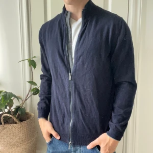 Massimo Dutti cardigan mörkblå L - Massimo Dutti cardigan mörkblå L, sjukt najs! Minimalt urtvättad. Modellen är 180,75 kg. Kom med frågor! 🫶