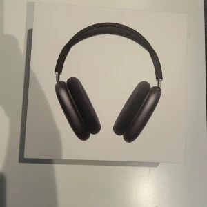 AirPod max - Säljer dessa då de inte används för att jag fick dom i present och har andra jag använder🙌skriv vid frågor! Bvsa!!