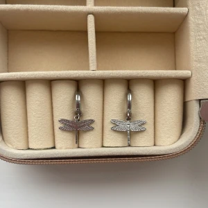 Silvriga örhängen med trollslända från Timo of sweden - Säljer dessa fina örhängen från Timo of sweden! Ny pris 250 kr! Säljer för 160.