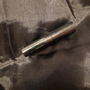 Clarins Supra Lift & Curl Mascara - Helt ny Supra Lift & Curl Mascara från Clarins i färgen 01 Intense Black. Snygg svart tub med grön text, 3 ml. Ger fransarna både lyft och böj för en intensiv look. Perfekt för dig som vill ha markerade och separerade fransar. Perfekt I väskan eller neccesären