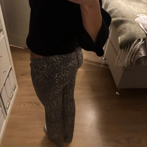 Leopardjeans  - Säljer mina favoritjeans, lågmidjade. Långa och väldigt bra skick 