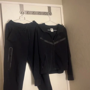 Svart Nike tech  - Svart Nike tech från stadium i färgen svart stlk S för dam. Jätte fin och skönt matrial, använd kanske tre två gånger. Säljer pgd av att den inte kommer till användning 