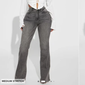 Grå bootcut jeans med hög midja och rå kant - Snygga grå jeans med bootcut och hög midja. Jeansen har klassiska fickor fram och bak, stretchigt material och raka ben som blir vidare nertill med rå kant. Dessa är HELT nya då jag beställde helt fel storlek så de passar ej, kunde heller inte lämna tillbaka på grund av tull situationen i usa.