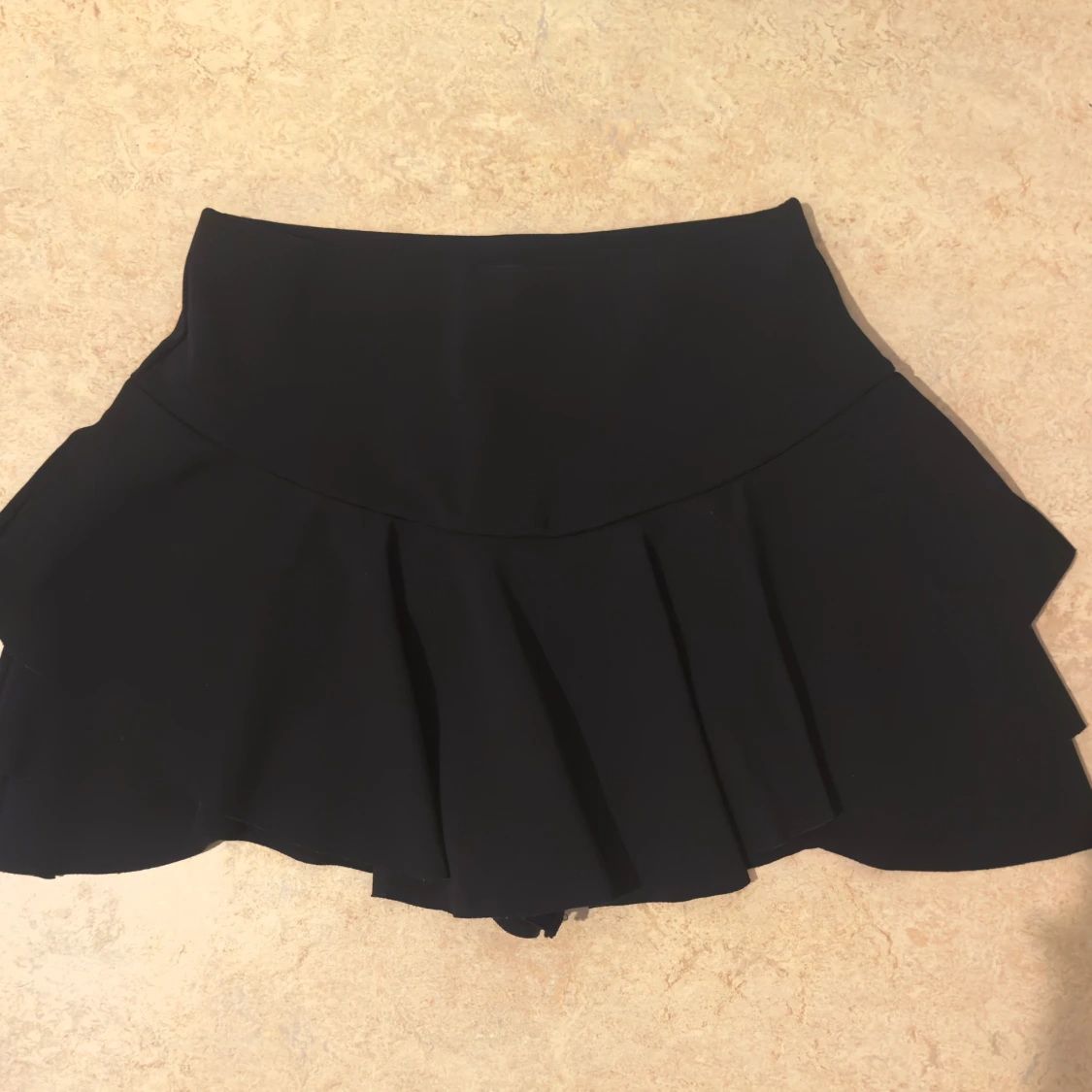 Svart volangkjol med shorts