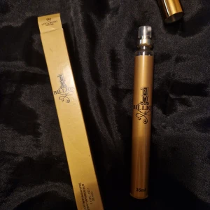 Parfym  - Unisex parfym i smidig 35ml sprayflaska. Perfekt storlek för att ta med överallt. Enbart tagit några sprut, men säljes då jag har för mycket parfymer