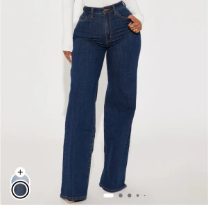 Mörkblå wide high waist jeans - Snygga mörkblå jeans med hög midja och breda ben. Klassisk femficksmodell med kontrastsömmar och dragkedja fram. Dessa är HELT nya!! Jag beställde fel storlek så kan tyvärr inte använda dom, kan inte heller skicka tillbaka då man inte kan skicka till usa längre. Storlek 3 (s)