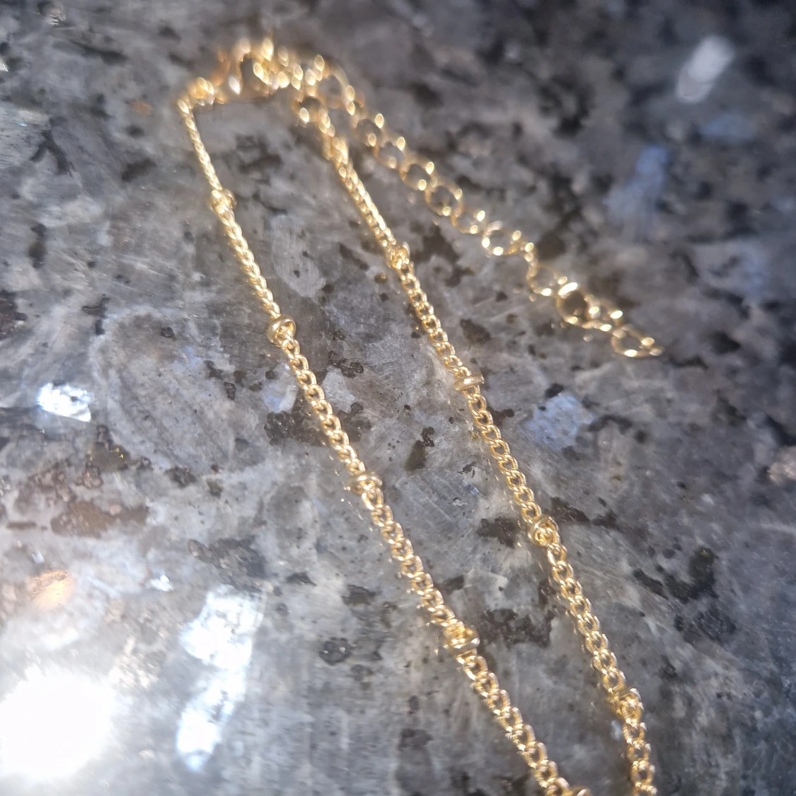 Tunt guldarmband med små kulor - 1