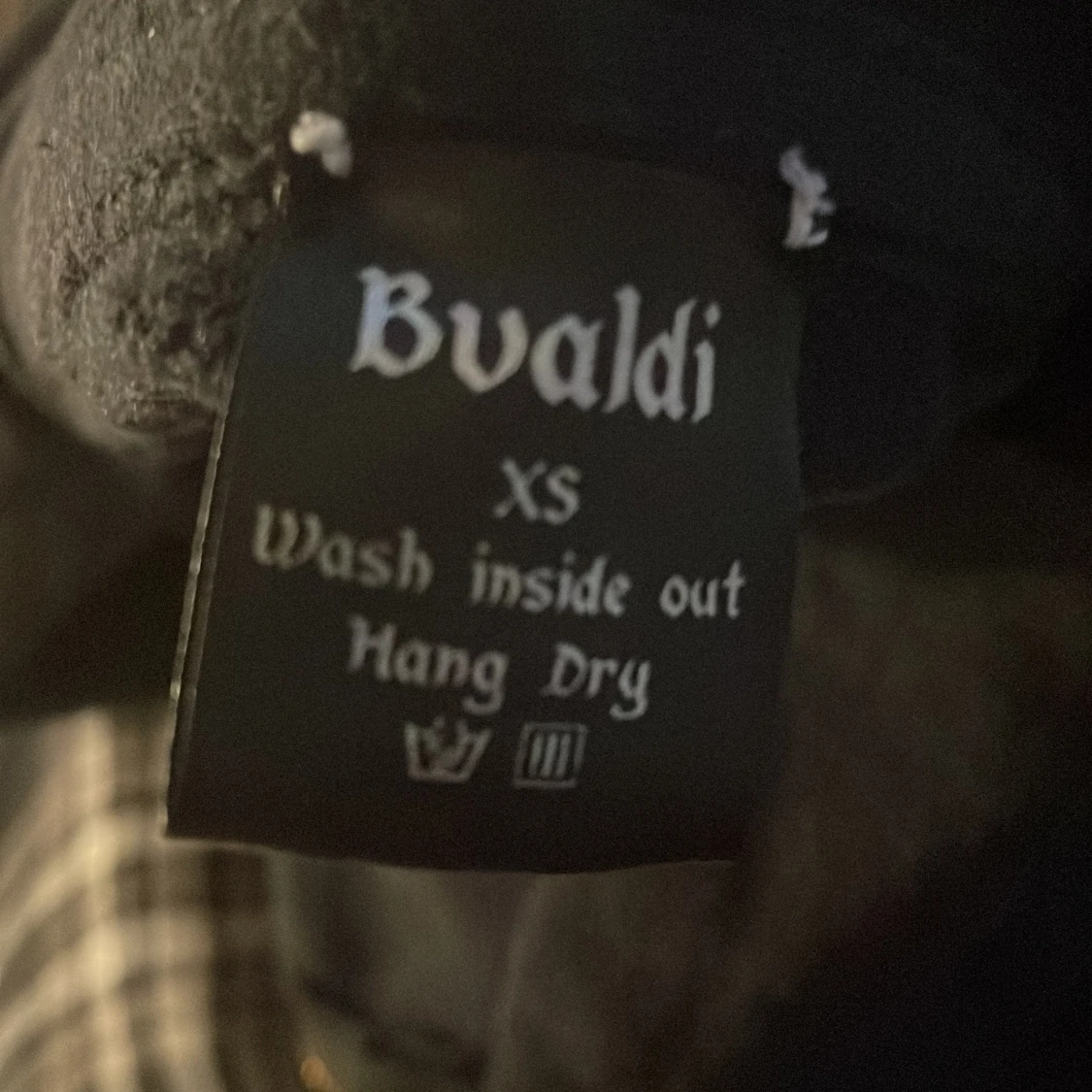 Svart hoodie med dragkedja från Bvaldi - 2