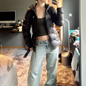 Jacka 8848 Altitude - Lättviktsjacka med luva från 8848 Altitude💕perfekt inför höst och vinter 🍂 storlek 34/xs