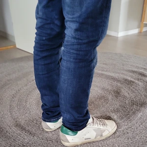 *GOLDEN GOOSE ÄKTA* - Ett par stilrena golden goose med en lugnande gröna detaljer. Skorna ger användaren en stilren look samtidigt som de sticker ur från alla andra. Notera att det finns en liten skada i fram på skorna. Pris kan diskuteras