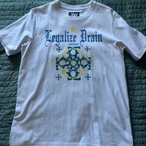 Legalize Drain t-shirt från Drain Gang - Exlusiv T-shirt Bladee merch som enbart såldes   På way out west 2023. Tröjan är använd 2-3 gånger så den är gott som ny