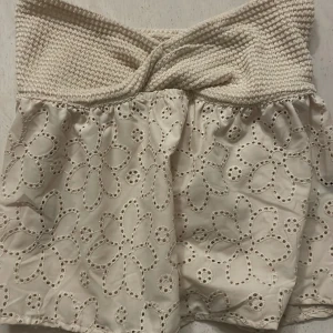 Beige topp  - Säljer supersöt topp, använd endast 1 gång, kommer inte till användning tyvärr ❣️