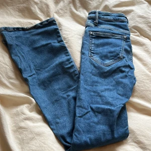 Blå jeans med dragkedja - Snygga blå utsvängda jeans med klassisk femficksdesign och dragkedja framtill. Jeansen har smal passform och är tillverkade i stretchigt denimtyg för en bekväm känsla. Perfekta för dig som vill ha ett par stilrena jeans i garderoben, öppen för att diskutera pris💙