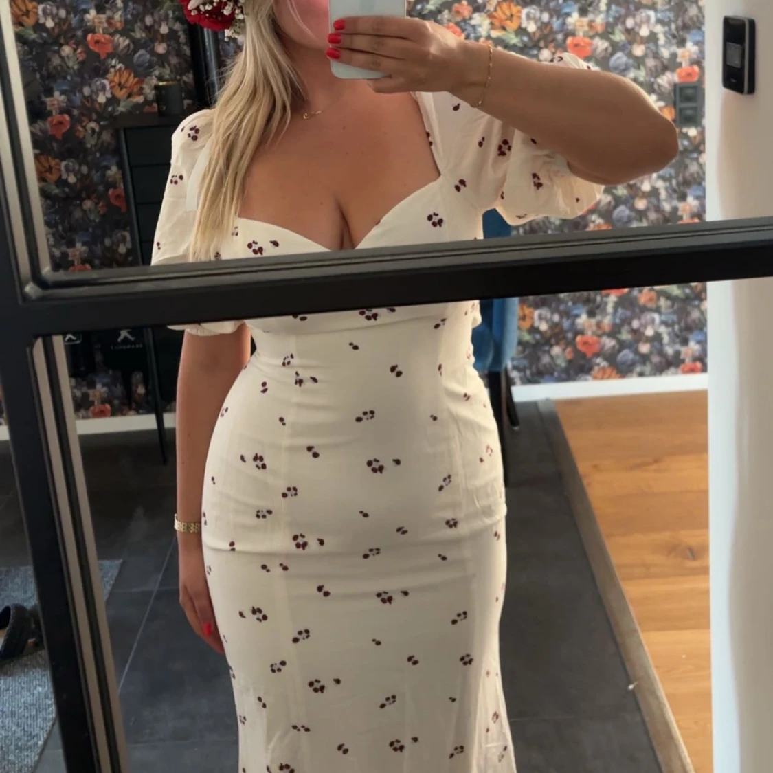 Vit långklänning med blommigt mönster - 1