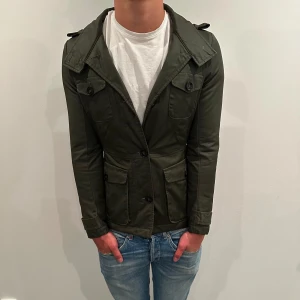 Field jacka - Tjena, säljer nu denna riktigt snygga field jacka som är perfekt året om, skicket är 8/10 och storleken är XS, vid minsta lilla fundering så är det bara att höra av sig😁