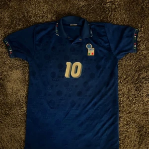 Authentic Roberto Baggio Kit - Authentic Roberto Baggio Italy kit from 1994 World Cup Size Large in great condition  Open for bids!