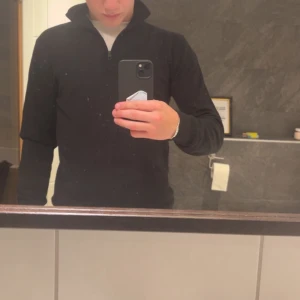 Merinoull halvzip - Säljer nu min halvzip från j.lindeberg. Den är som sagt i merinoull och har en diskret logga på bröstet. Endast använd 2 ggr så som ny. Nypris ligger på 1500kr, strl S