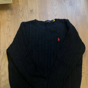 Ull kabelstickade polo tröja  - En kabelstickad tröja från polo. Gjord av varm ull som passar perfekt till vintern. Använd ett par gånger. Priset är inte hugget i sten.