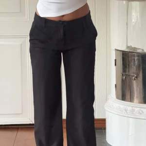 Kostymbyxor - Mid-waist kostymbyxor från Gina Tricot!