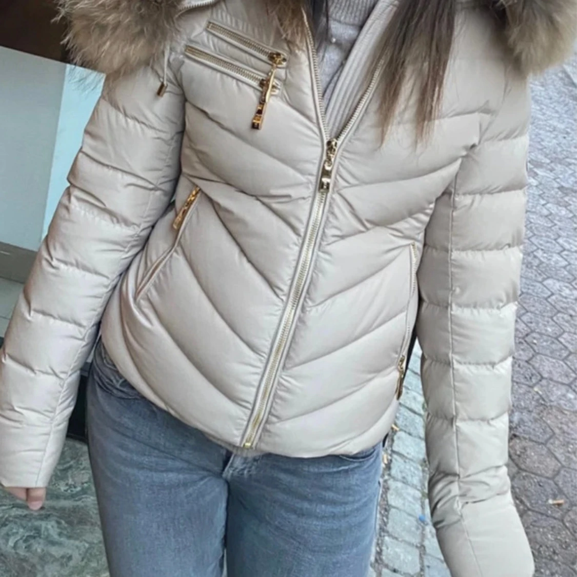 Beige pufferjacka Hollies med päls