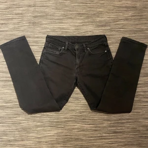 Levi's 511 svarta jeans W30 L32 - Säljer ett par snygga Levis jeans! Jeansen är i mycket bra skick och har inga defekter. Knappt använda. Om ni har några frågor så är de bara att höra av er!